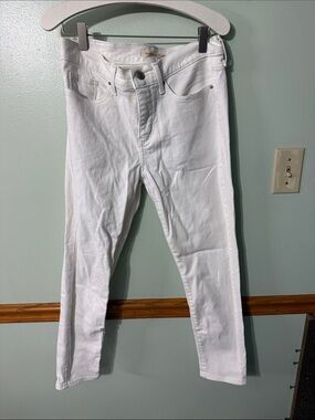 Women's White Levi’s Shaping Skinny Jean. Size 29